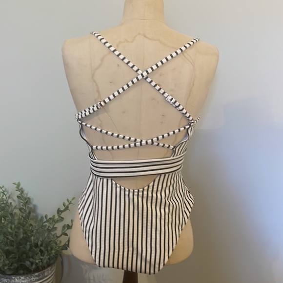 Shade Shore Womens One Piece Swimsuit- Medium - Picture 3 of 9